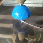 Głowica Water Jet podczas cięcia lustra strumieniem wody z materiałem ściernym.